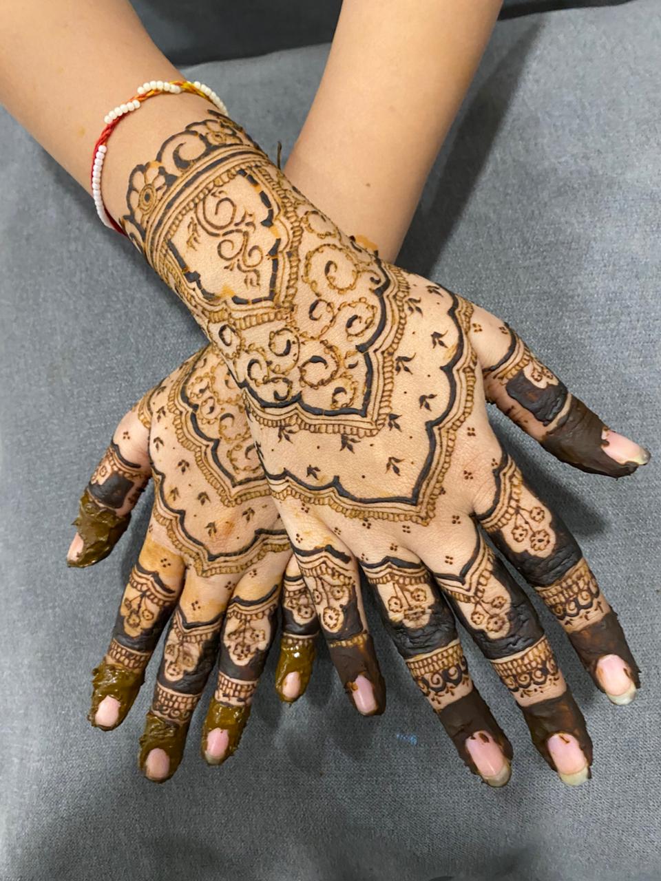 Modern Arabic trail mehandi design